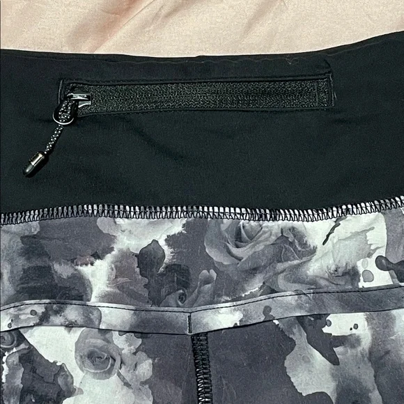 Lululemon Speed Up Shorts NWOT Black White Roses Flowers Athletic Running Sz 10 - Picture 5 of 8